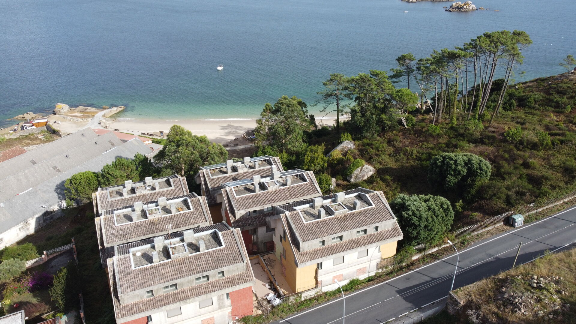 Vista aérea del edificio junto a la playa de Área Secada
