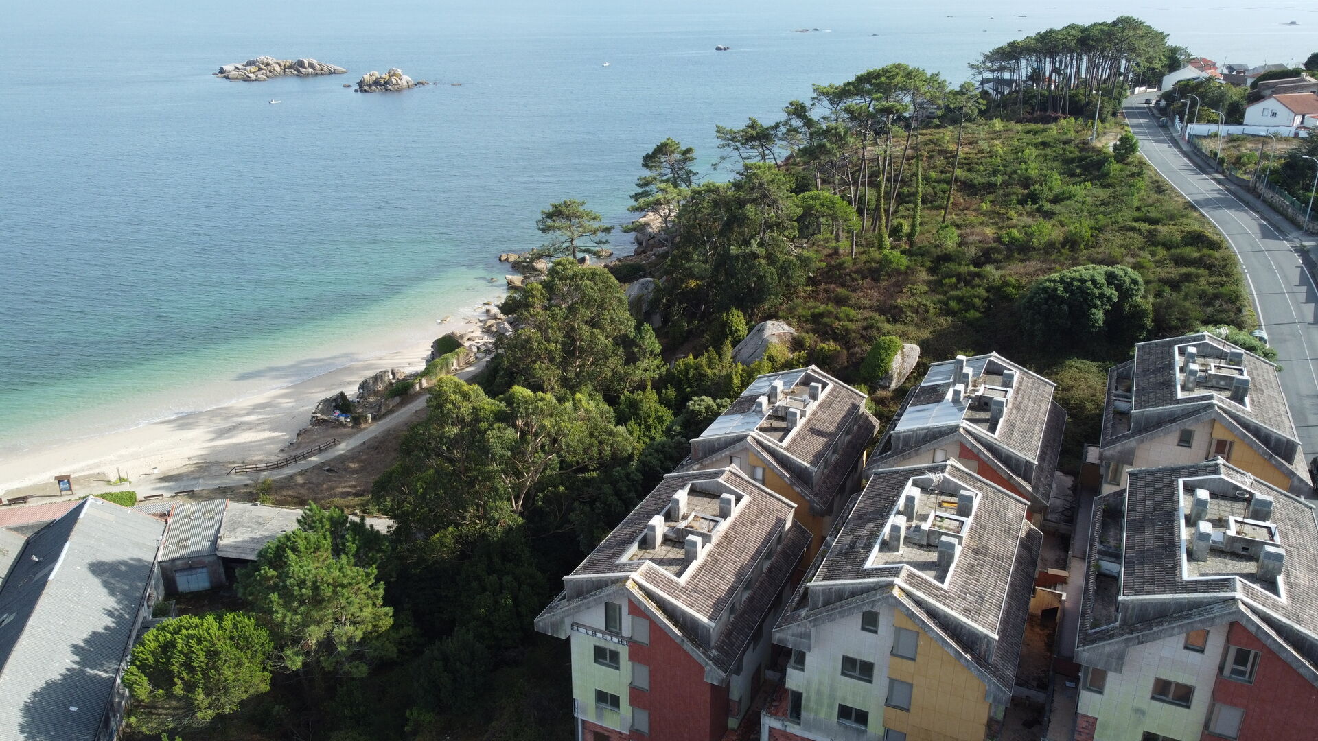 Vista aérea del conjunto residencial junto a la playa