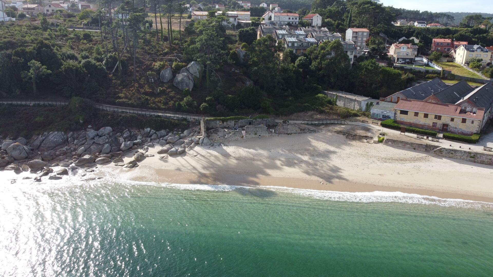 Playa de Ribeira con agua turquesa